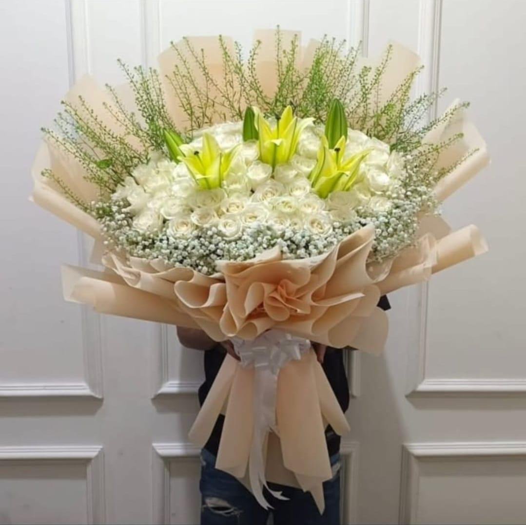 Hand bouquet mawar segar untuk hadiah berbagai momen